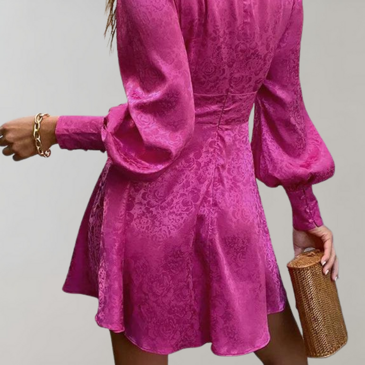Fuchsia Kleid mit langen Ärmeln, florales Muster, Damenmode, elegant, Abendkleid.