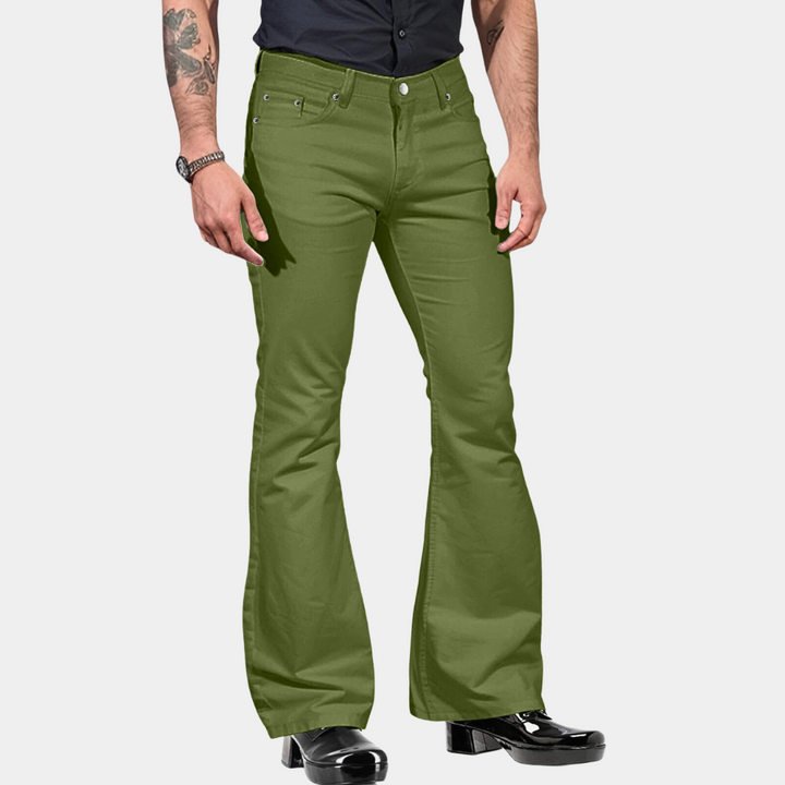 Mann in grüner Schlaghose, Baumwolle, modisch, Retro-Stil, Herrenmode, Freizeitkleidung.