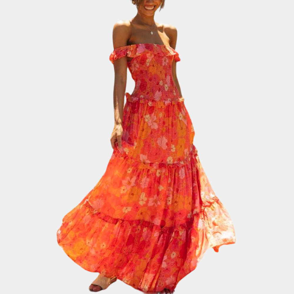 Frau in rotem, schulterfreiem Blumenkleid, Sommermode, Maxikleid, elegant, feminin.