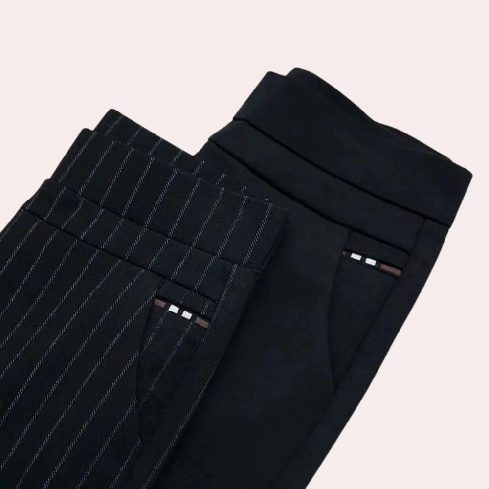 Schwarze Damenhosen, gestreift und einfarbig, elegante Businessmode, Detailansicht.