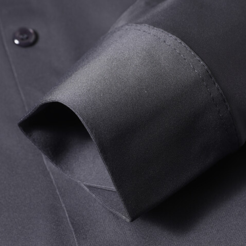 Dunkelblaues Hemd aus Baumwolle, Nahaufnahme Manschette, elegantes Herrenmode-Detail.