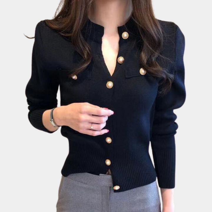 Schwarze Damenstrickjacke mit goldenen Knöpfen, elegantes Design, Herbstmode.