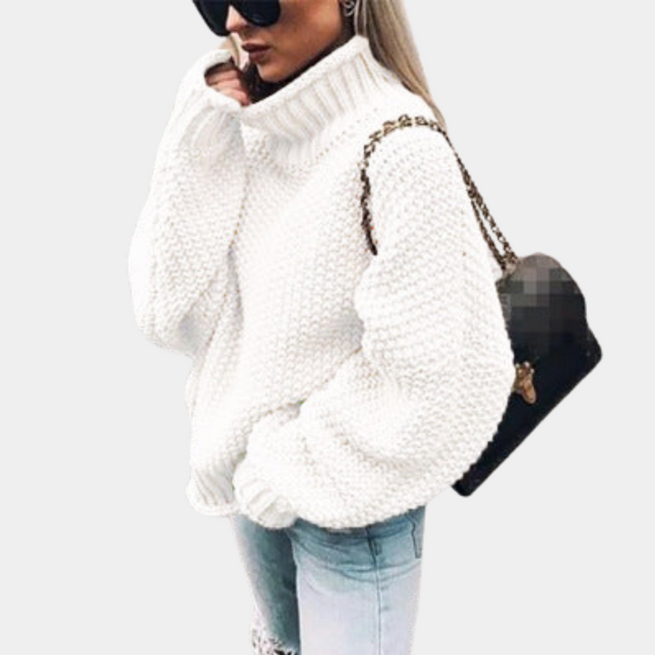 Frau in weißem Strickpullover, Rollkragen, schwarze Tasche, Sonnenbrille, modisch, Wintermode.