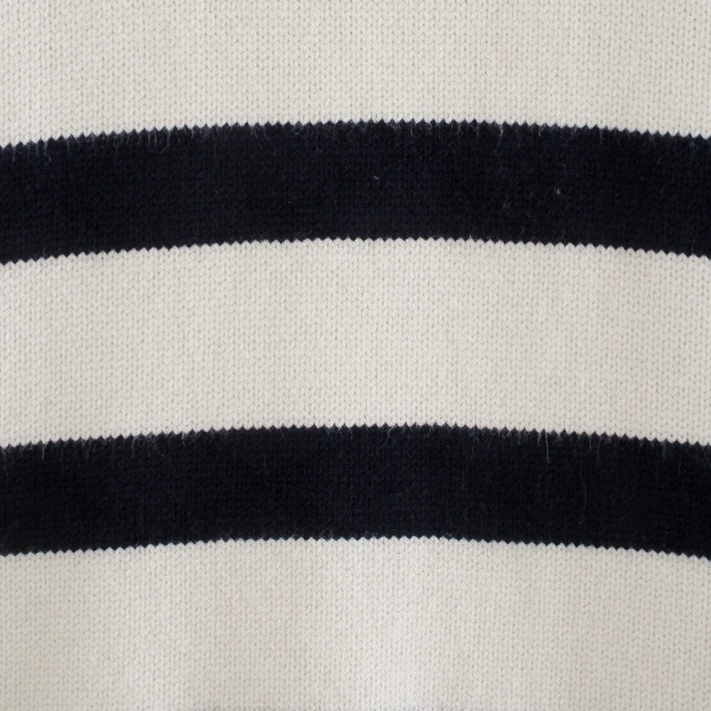 Schwarz-weiß gestreifter Strickpullover, Baumwolle, modisch, klassisches Design.