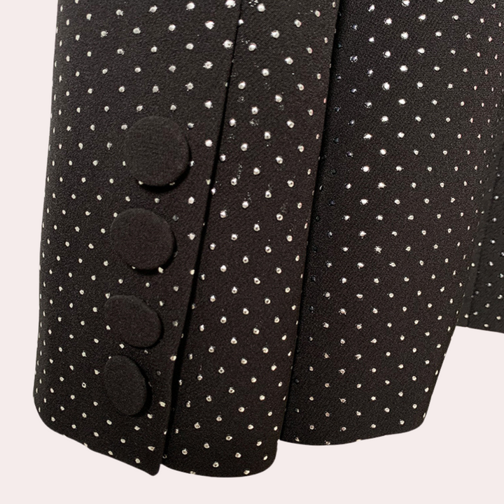 Schwarzer Blazer mit weißen Punkten, Knöpfen, elegantes Design, Damenmode, formelle Kleidung.