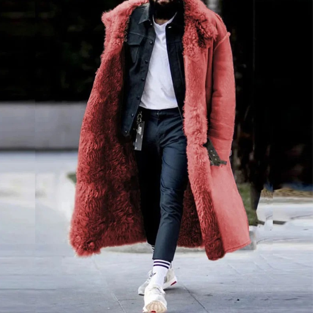 Mann in rotem Lammfellmantel, schwarze Jeans, weiße Sneakers, modischer Winterlook.