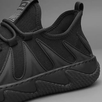 Schwarzer Sneaker aus Mesh und Gummi, rutschfeste Sohle, sportlich, modern, Herrenmode.