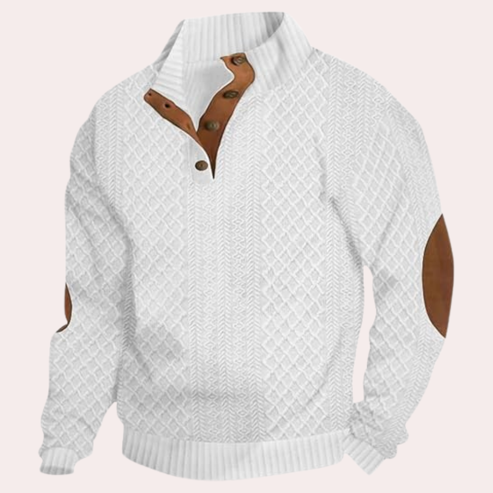 Weißer Strickpullover mit braunen Ellbogen-Patches und Knopfleiste, Herrenmode, Winterkleidung.