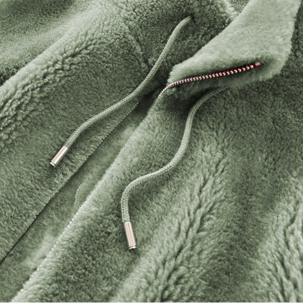 Grüne Fleecejacke mit Reißverschluss und Kordelzug, weiches Material, warme Wintermode.