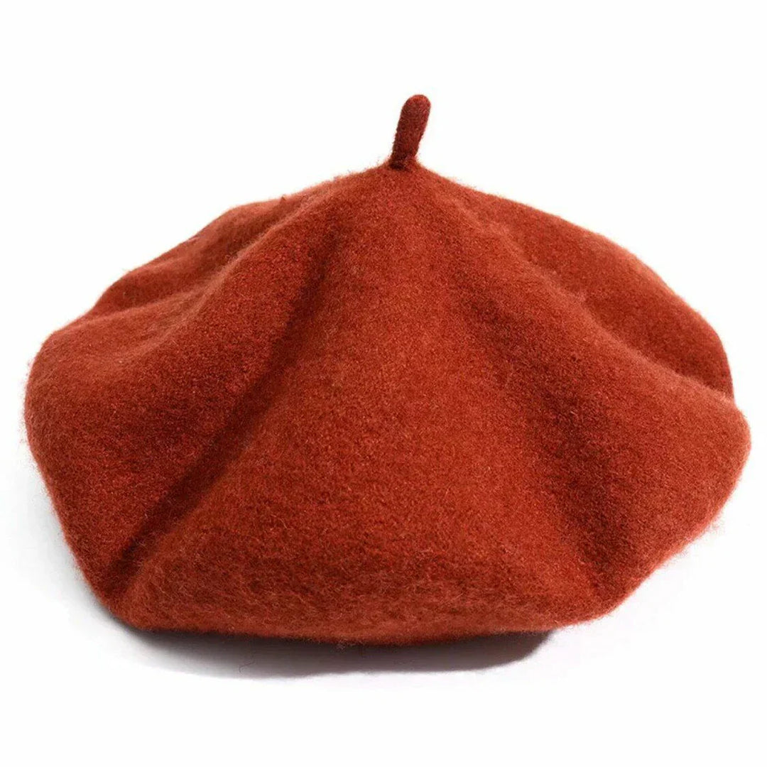 Rote Woll-Baskenmütze, klassisches Design, modisches Accessoire, Herbstmode.