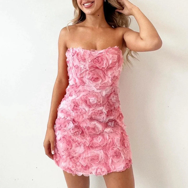 Frau in rosa Blumenkleid, schulterfrei, elegant, modisch, Sommermode, Abendkleid.