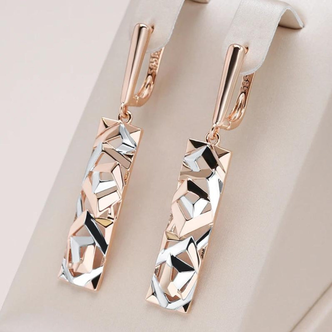 Roségoldene geometrische Ohrringe mit silbernen Akzenten, elegantes Schmuckdesign.