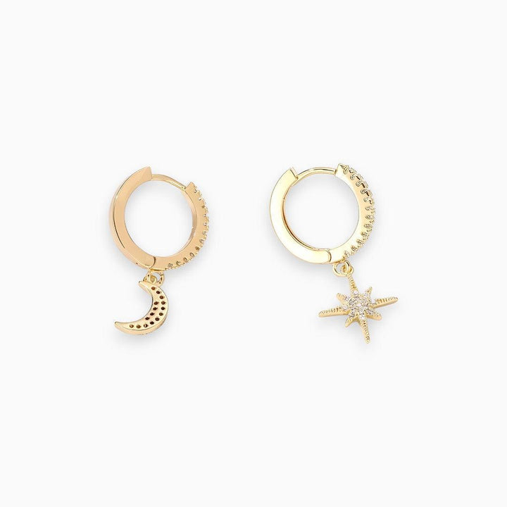 Goldene Creolen mit Mond- und Sternanhänger, Damenohrringe, modisch, elegant, Schmuckaccessoire.