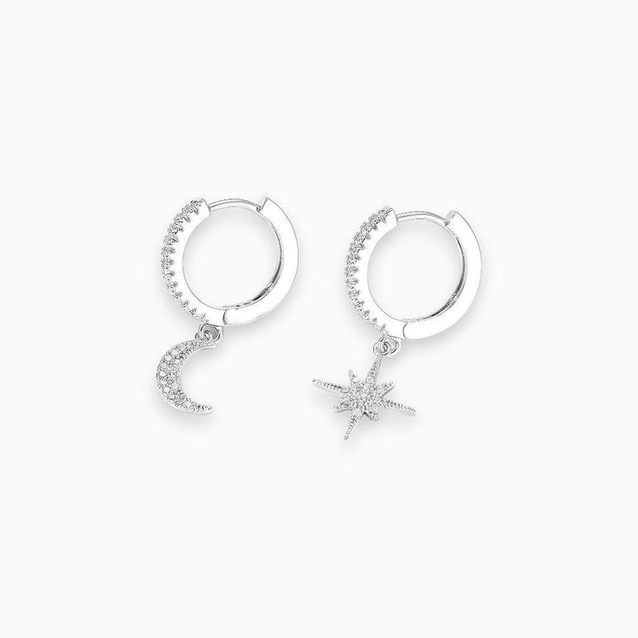 Silberne Creolen mit Zirkonia, Mond- und Sternanhänger, eleganter Schmuck für Damen.