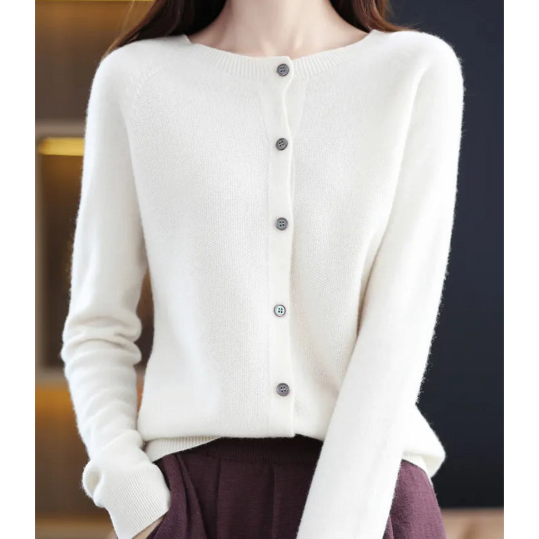 Damen Strickjacke weiß, Knöpfe, Langarm, weiches Material, modisch, elegant, Herbstmode.