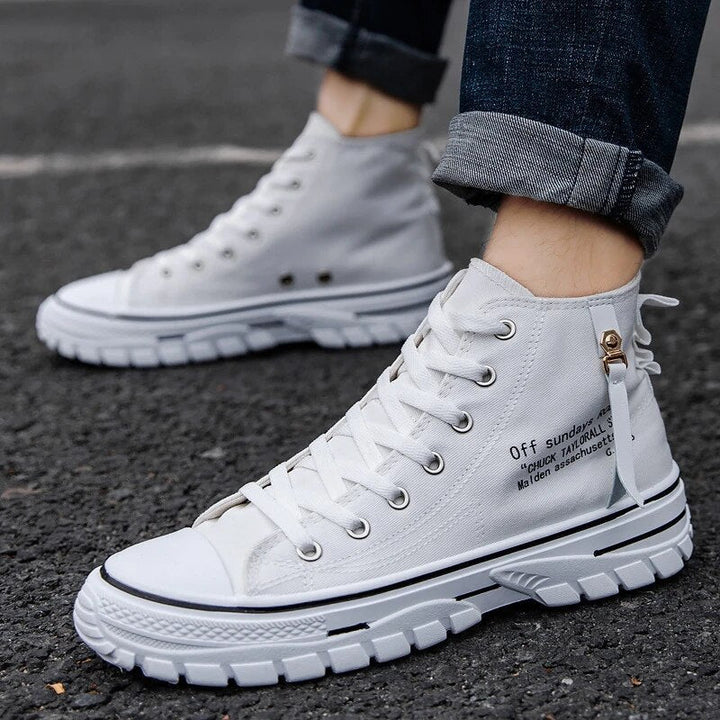 Weiße High-Top-Sneaker aus Canvas für Herren, modisch, mit Schnürung und Plattformsohle.