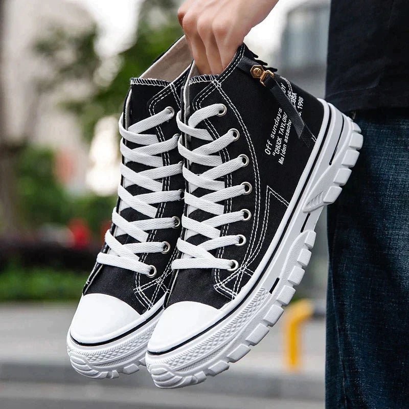 Schwarze High-Top-Sneaker aus Canvas, Herrenmode, mit weißer Sohle und Schnürung.