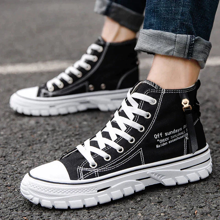 Schwarze High-Top-Sneaker aus Canvas für Herren, modisch, mit weißer Sohle und Schnürung.