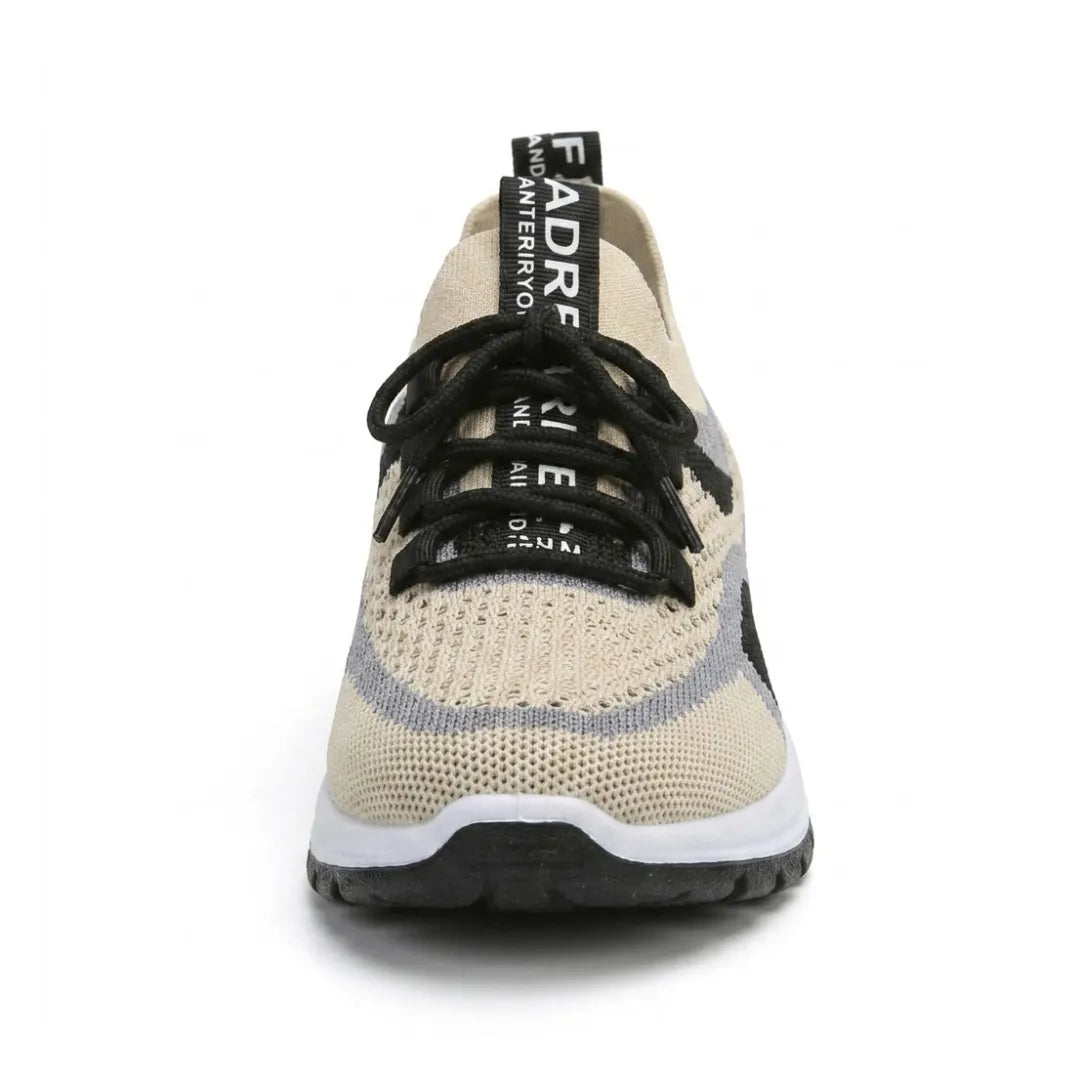 Pohled zepředu na béžovou teniskou ze síťoviny s černými tkaničkami, šedým lemem a popruhem na jazyku. 44