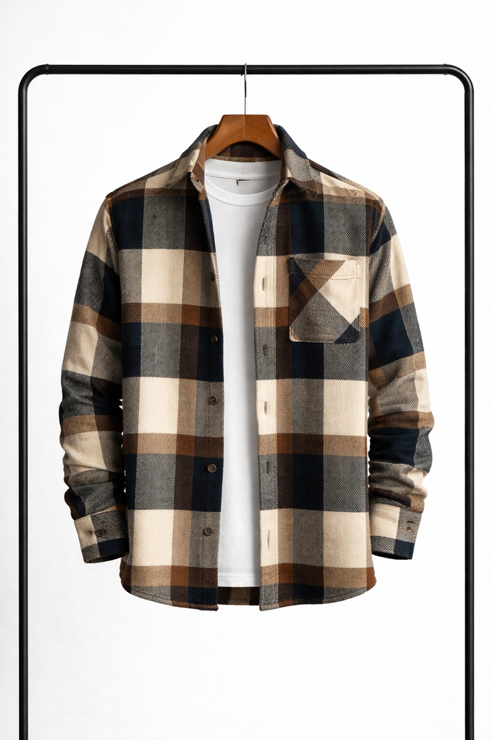 Hnědo-béžová kostkovaná overshirt s tmavě modrými pruhy, rozepnutá přes bílé tričko na dřevěném ramínku, pohled zepředu. 5