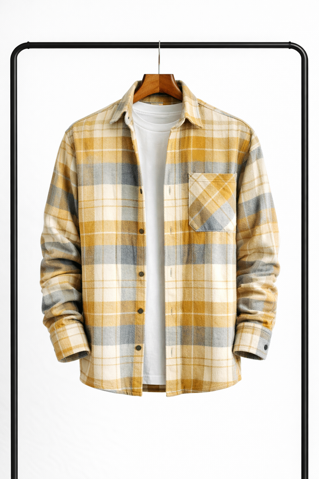 Žluto-šedá kostkovaná overshirt na ramínku, rozepnutá přes bílé tričko, pohled zepředu s náprsní kapsou. 4