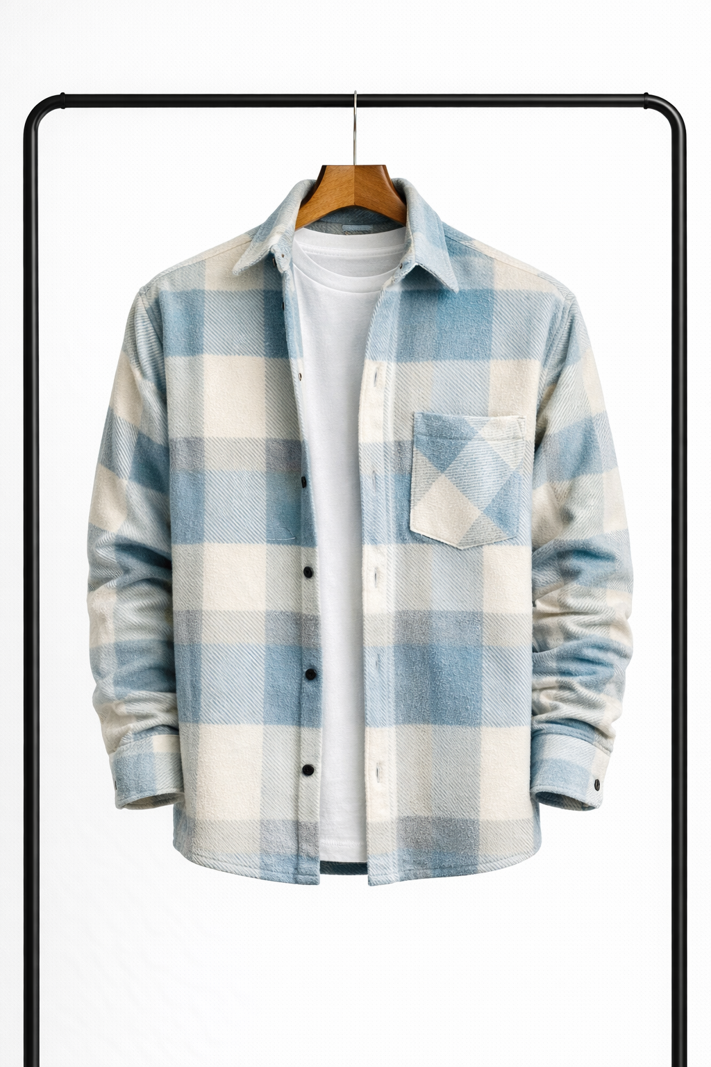 Světle modro-krémová kostkovaná overshirt na dřevěném ramínku, rozepnutá přes bílé tričko, pohled zepředu s náprsní kapsou. 1