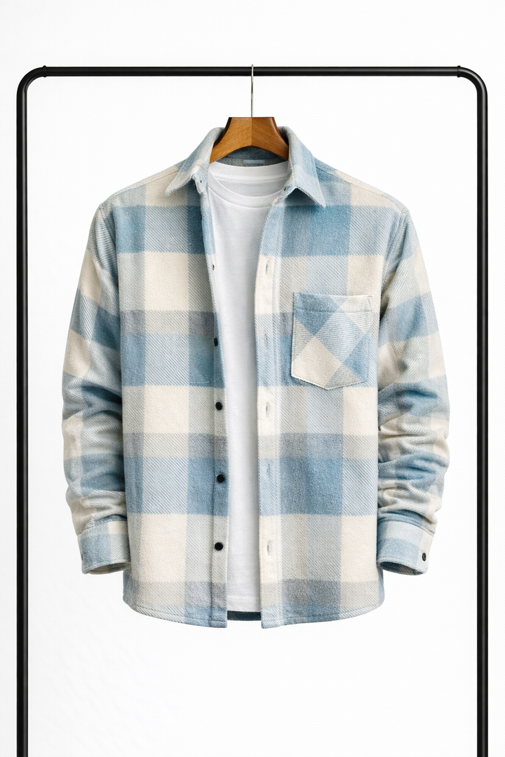 Světle modro-krémová kostkovaná overshirt na dřevěném ramínku, rozepnutá přes bílé tričko, pohled zepředu s náprsní kapsou. 1