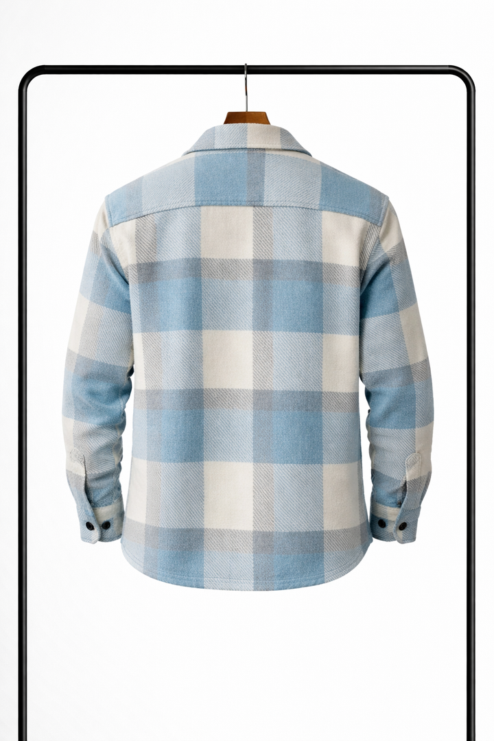 Záda modro-krémové kostkované overshirt na ramínku, vidět velký kostkovaný vzor, zadní sedlo a manžety s knoflíky. 2