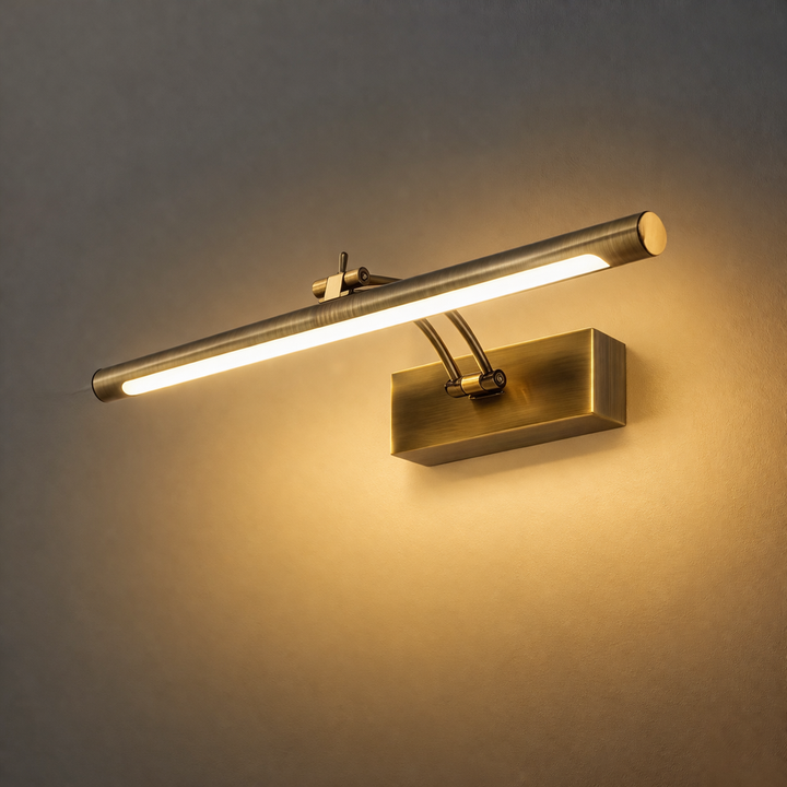 Rozsvícená lampa s kulatým tubusem na šedé stěně, teplé světlo osvětluje okolí 16