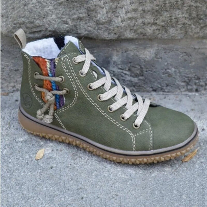 Grüner Damenstiefel, Leder, bunte Details, bequeme Sohle, Herbstmode, Outdoor-Schuhe.