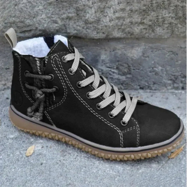 Schwarzer Damen-Sneaker, Leder, rutschfeste Sohle, bequeme Passform, modisch, urban.