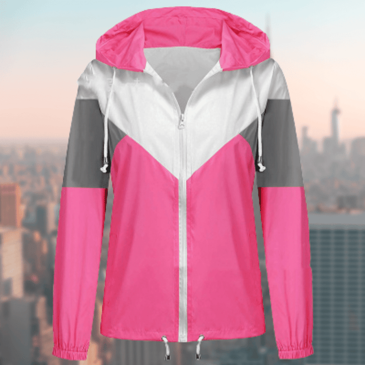 Damen-Windjacke, pink-weiß-grau, Kapuze, Reißverschluss, Stadt-Hintergrund.