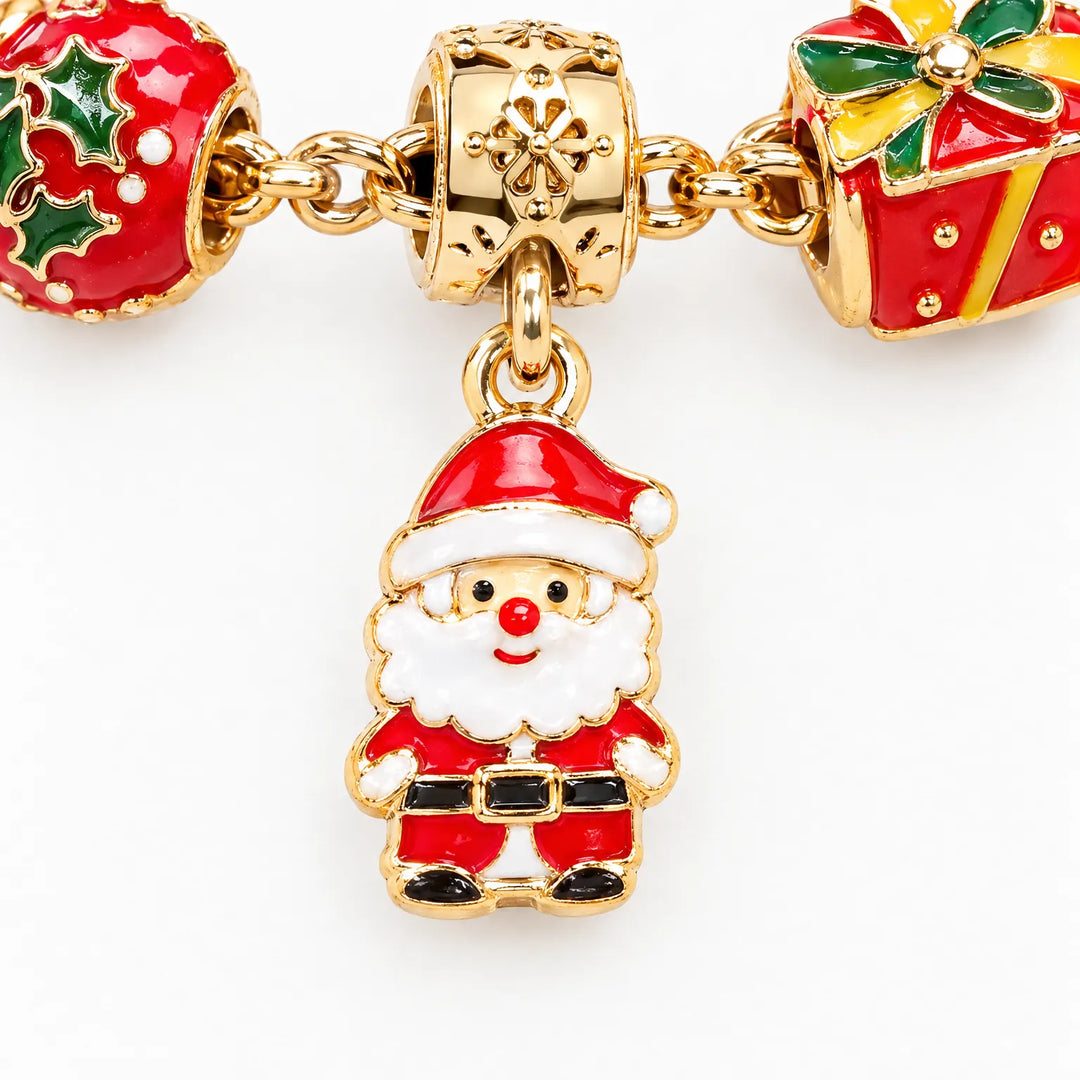 Detailní záběr na zlatý náramek s červenými smaltovanými korálky, dárkem a přívěskem Santa Clause na bílém pozadí. 3