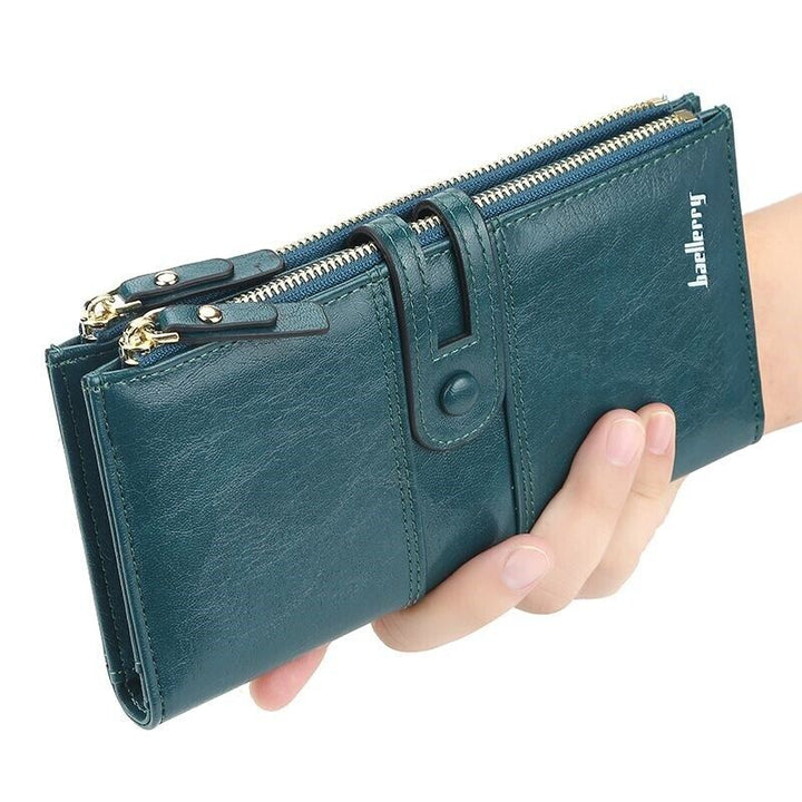 Dunkelgrünes Leder-Portemonnaie mit doppeltem Reißverschluss, handgehalten, elegant und stilvoll.
