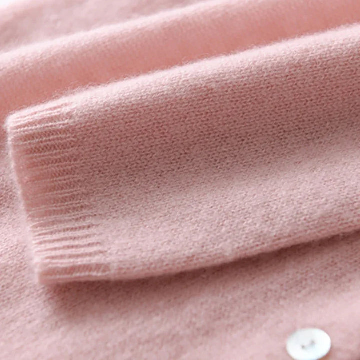 Rosa Kaschmirpullover, weiches Material, Nahaufnahme, Strickmode, luxuriöser Damenpullover.