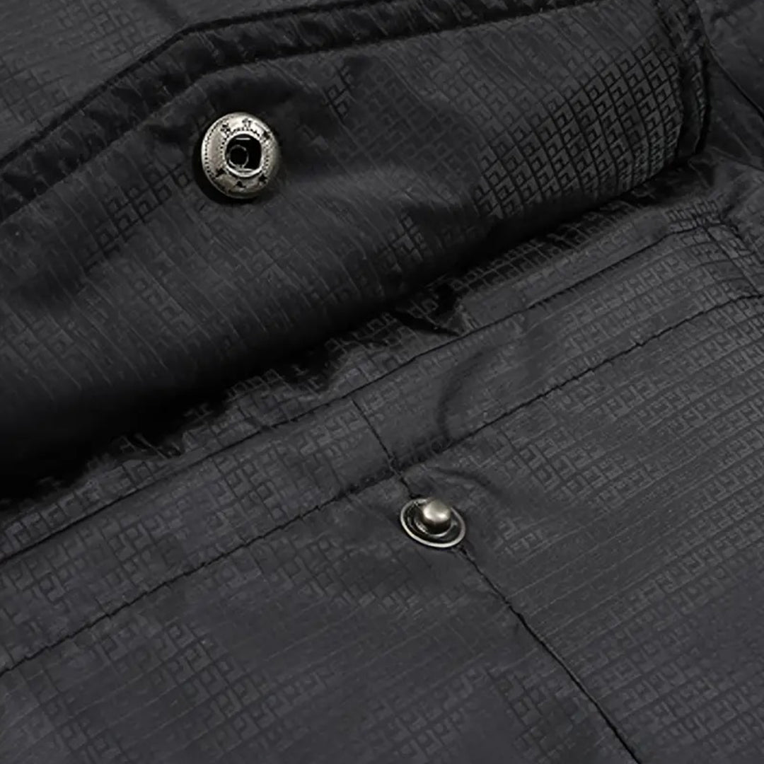 Schwarze gesteppte Jacke mit Druckknöpfen, wasserabweisend, Outdoor-Bekleidung.