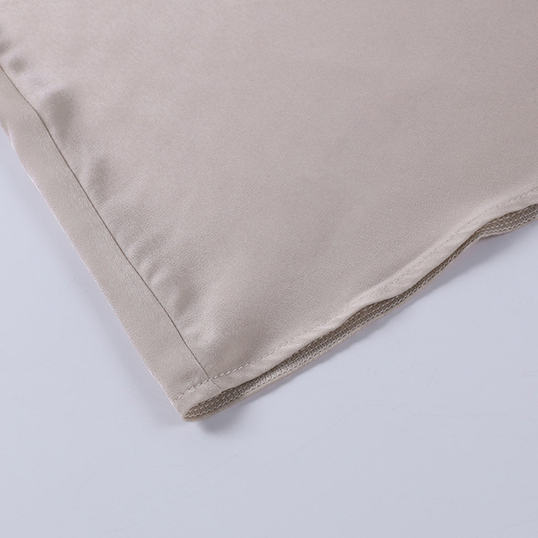 Beige Seidenkissenbezug, luxuriös, glatt, hypoallergen, für besseren Schlaf, Nahaufnahme.