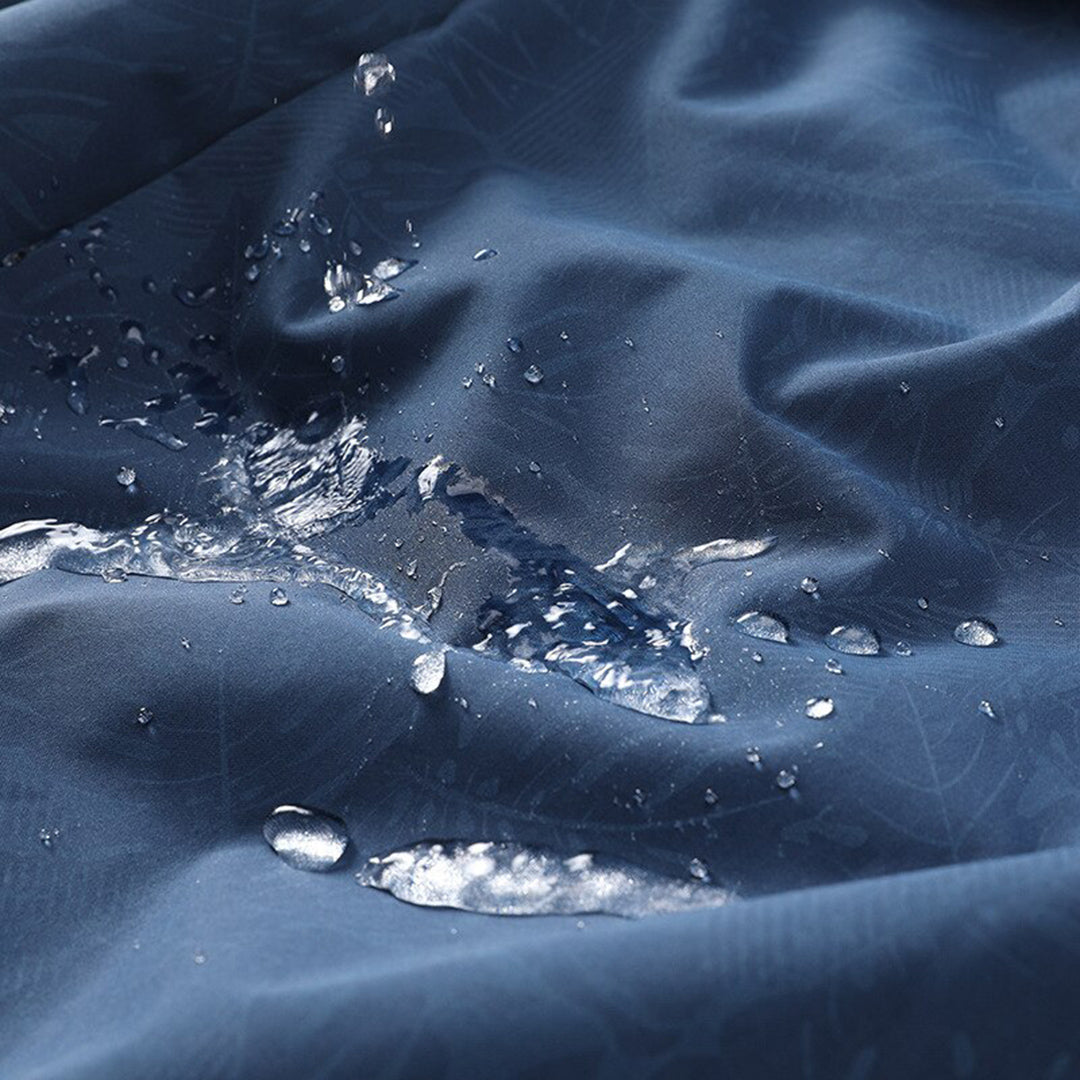 Wasserabweisender blauer Stoff mit Wassertropfen, Outdoor-Material, wetterfest, langlebig.