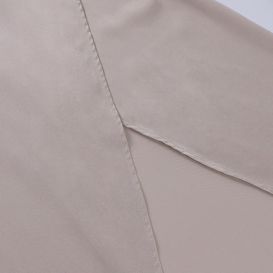 Beigefarbener Satin-Stoff, Nahaufnahme, luxuriös, weich, glänzend, Textilmaterial, Mode.