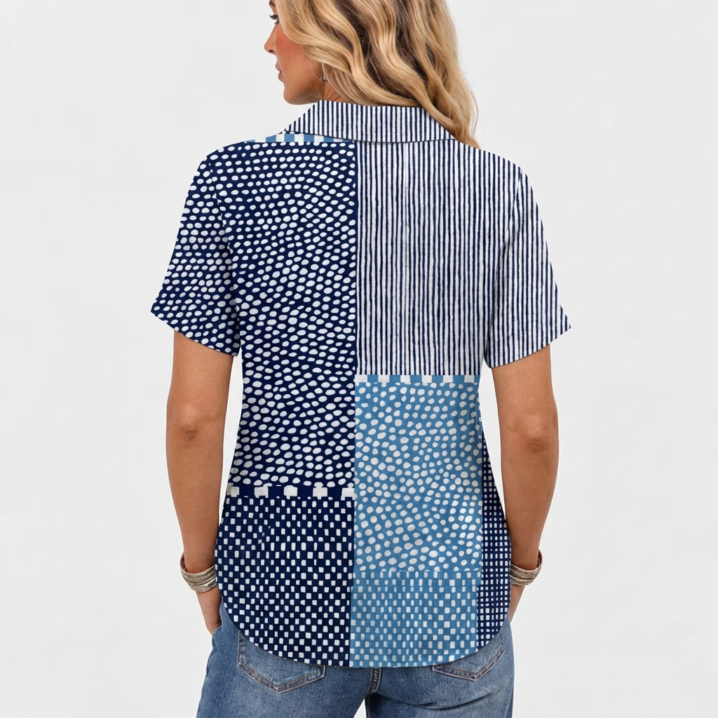 Pohled zezadu na modelku v košili s patchwork vzorem z puntíků, proužků a čtverečků 4
