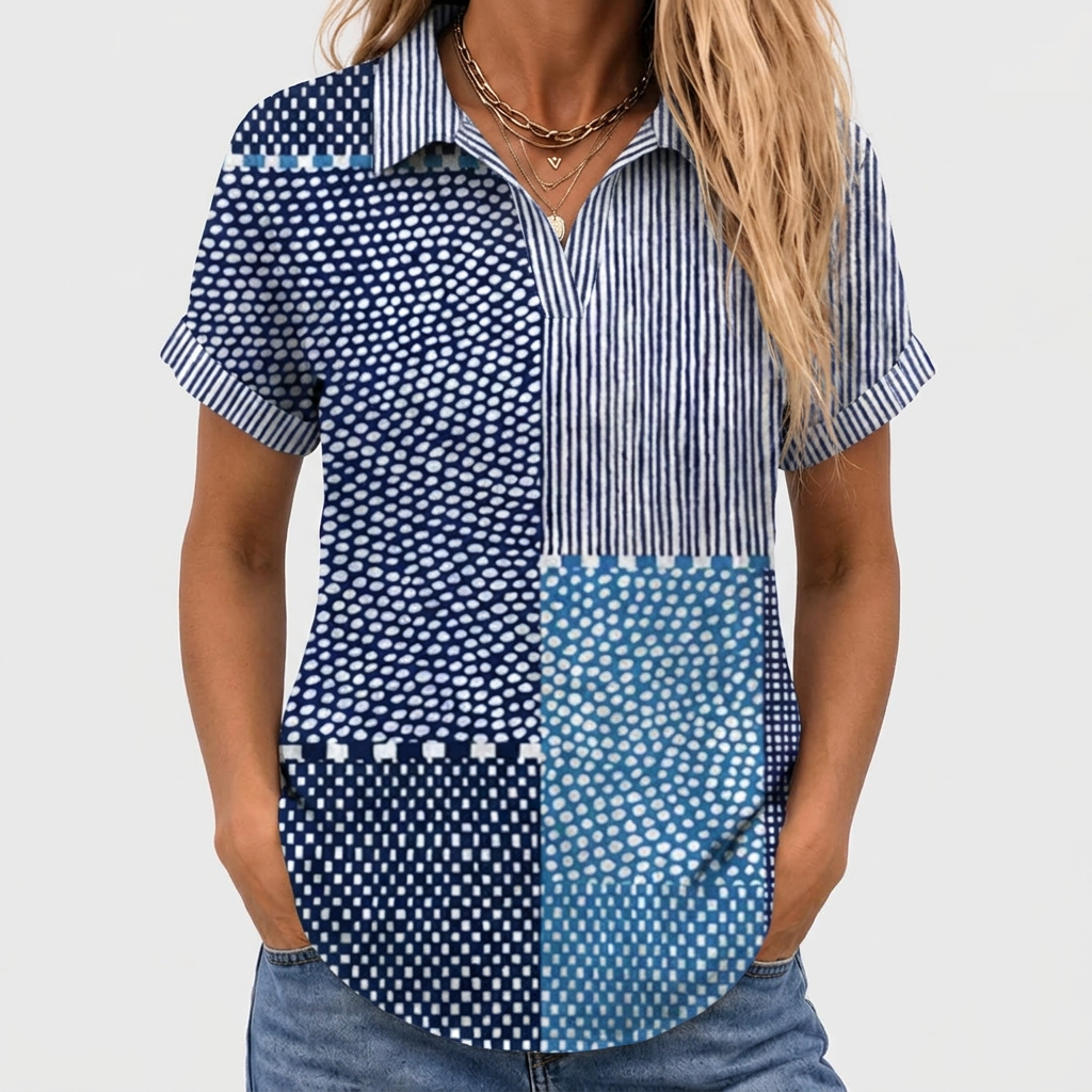 Zepředu zblízka: modrá patchwork košile s V výstřihem, hodně zvrácenými rukávy a zlatými náhrdelníky na modelce 1