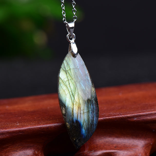 Labradorit-Anhänger in Blattform, natürlicher Edelstein, energetischer Schmuck, silberne Kette.