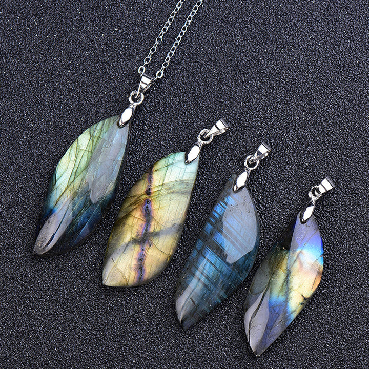 Labradorit-Anhänger in Blattform, natürlicher Edelstein, energetischer Schmuck, vier Stück.