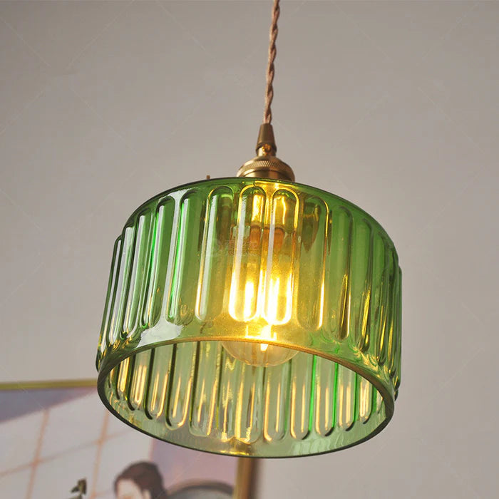 Grüne Glas-Pendelleuchte, modernes Design, Kupferakzente, LED, skandinavischer Stil.