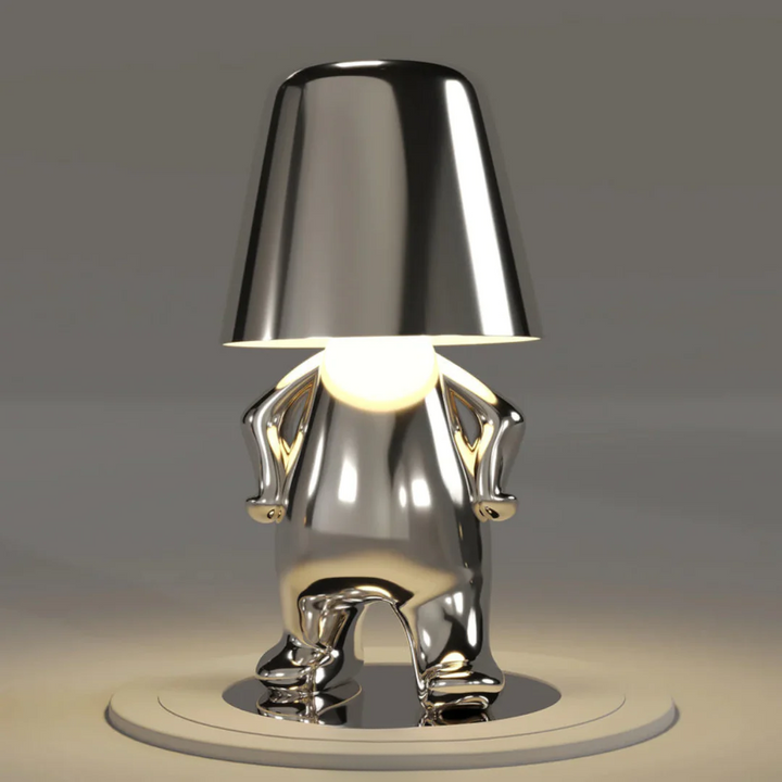 Silberne Designer-Tischlampe in menschlicher Form, modernes Interieur, stilvolle Beleuchtung.