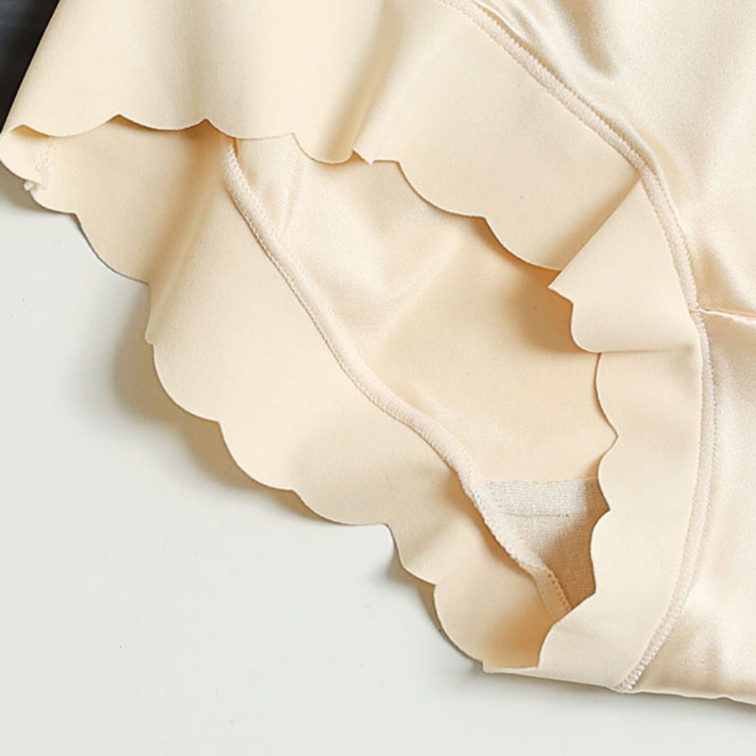 Beige Damenunterwäsche aus Satin mit gewelltem Rand, elegant und bequem.