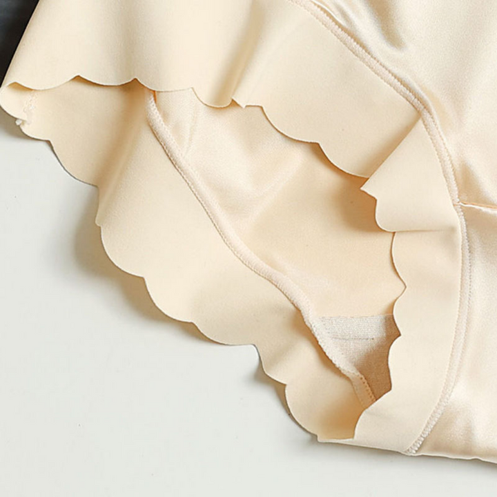 Beige Damenunterwäsche aus Satin mit gewelltem Rand, elegant und bequem.