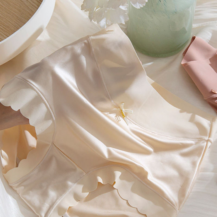 Beige Damenunterwäsche aus Seide, hohe Taille, wellenförmiger Rand, elegante Dessous.