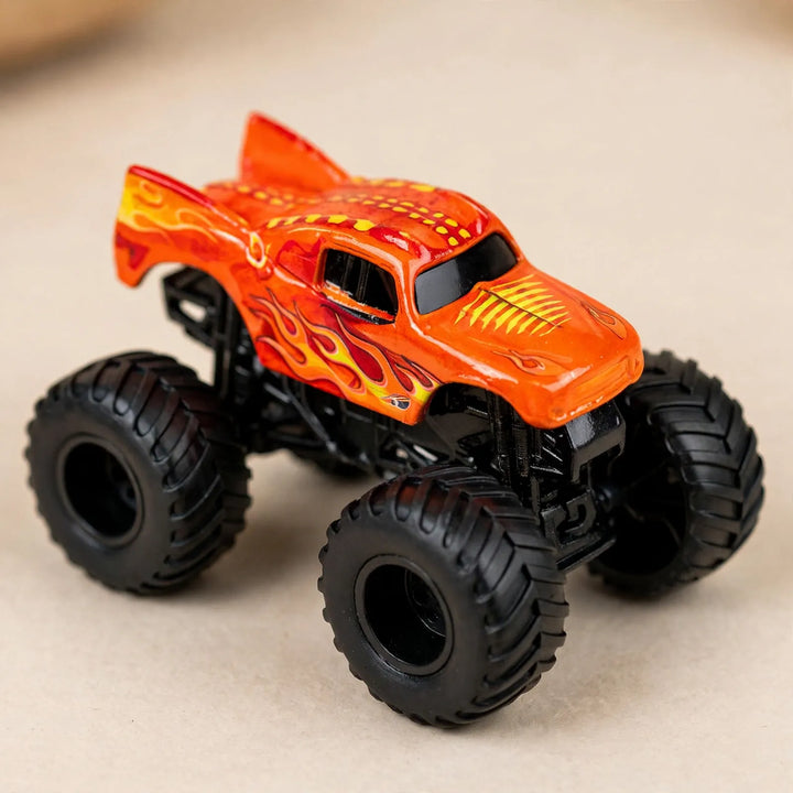 Detail oranžového monster trucku s plameny a velkými černými koly na béžovém podkladu 3
