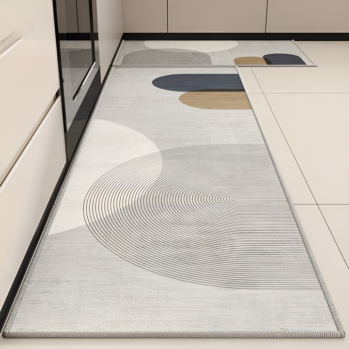 Weiche, saugfähige Küchenmatte mit modernem Design in Grau und Beige für stilvolle Einrichtung.